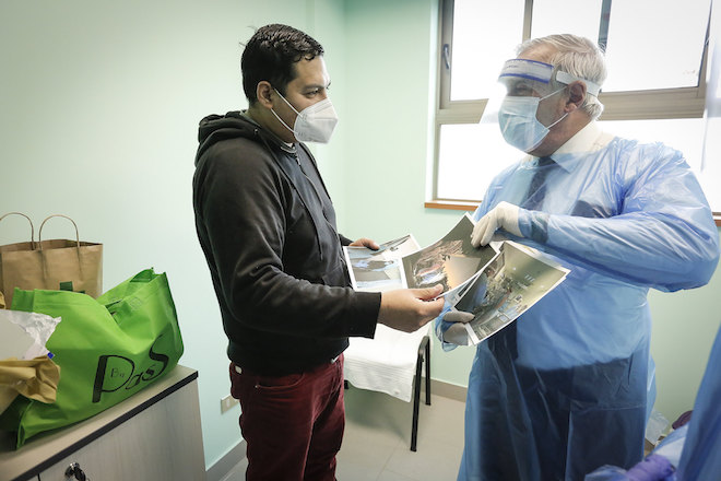 Tras su alta médica regresa a Santiago paciente de 30 años con COVID-19 trasladado a región de Biobío