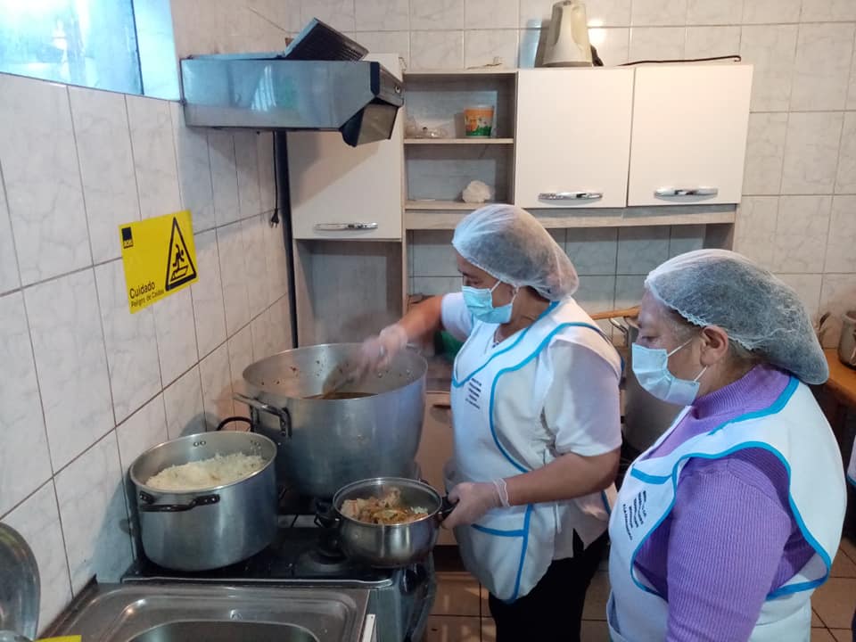Trabajadoras Proempleo mantienen comedor solidario en Talcahuano que beneficia a más de 400 personas semanalmente