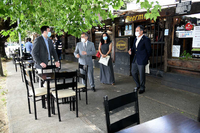 Restaurantes de Temuco podrán instalar mesas en veredas y terrazas al aire libre en Fase 2 del plan Paso a Paso