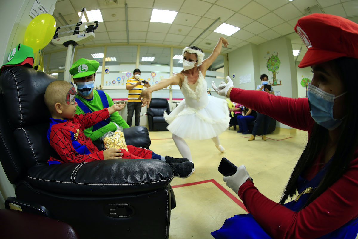 La danzaterapia se tomó los pasillos de Oncología Infantil del Hospital Guillermo Grant Benavente