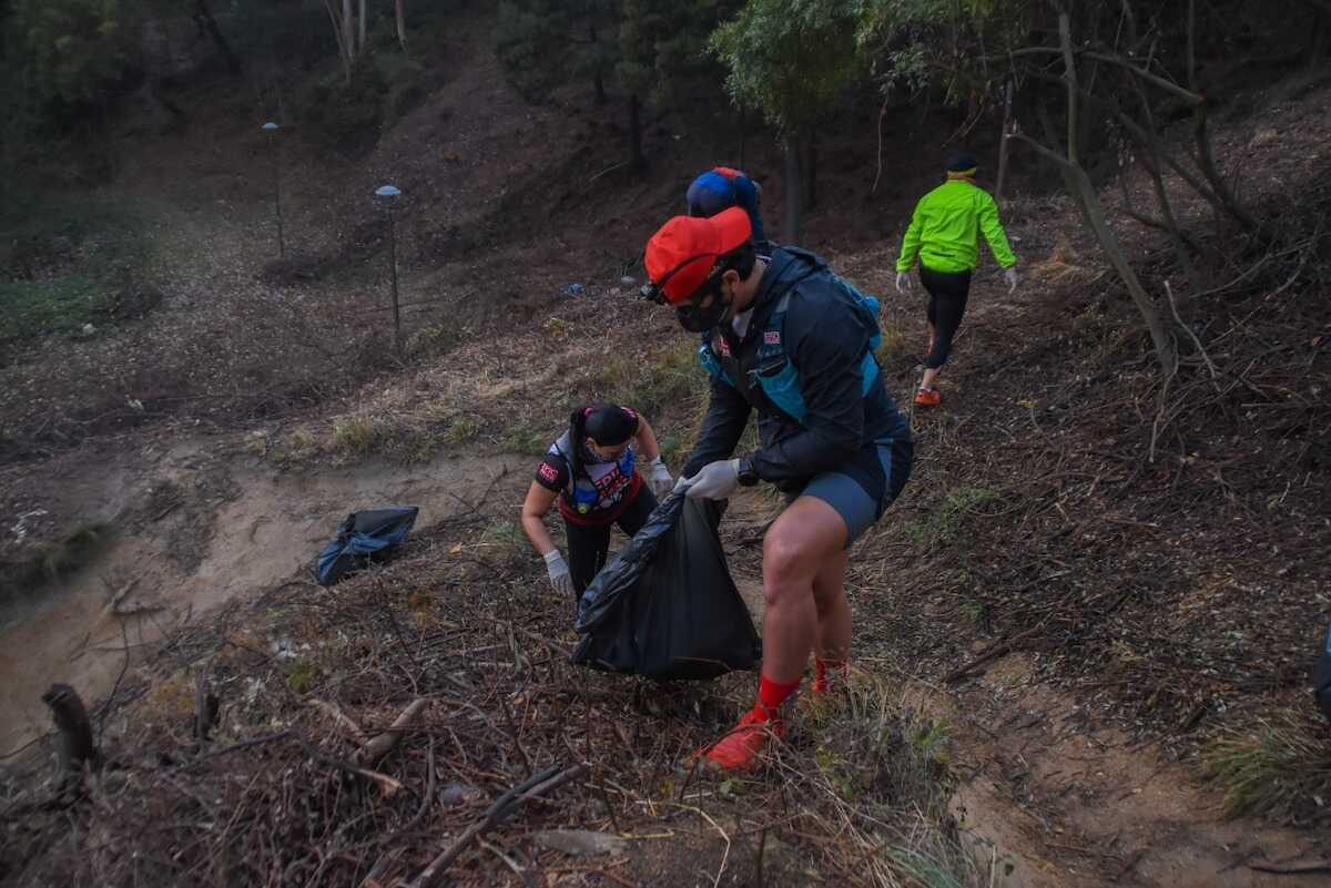 Deportistas limpian Parque Cerro Caracol en el día de la Tierra