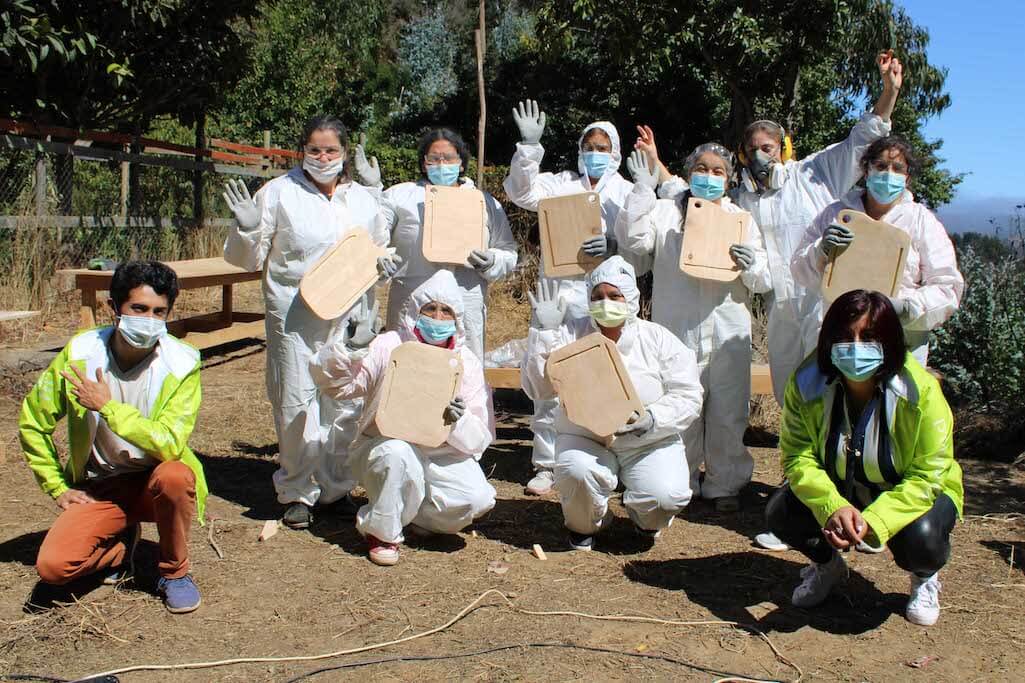 Vecinos de Lebu se transforman  en artesanos de madera nativa