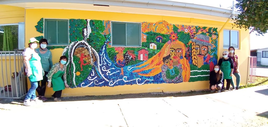 Familias de Yumbel fabrican mural ecológico para rescatar patrimonio barrial