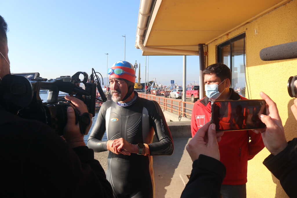 Triatleta senior unió a nado Caleta Tumbes e Isla Quiriquina entrenando para Ironman de Países Bajos