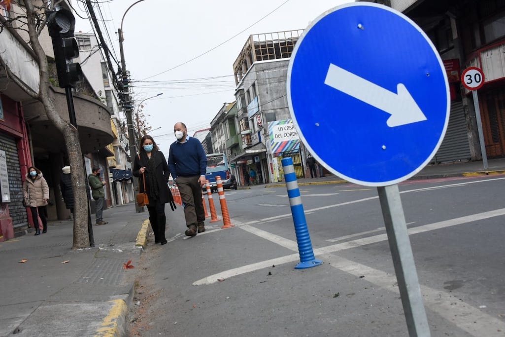 Autoridades ponen en marcha ensanche de acera en calles Maipú y Freire