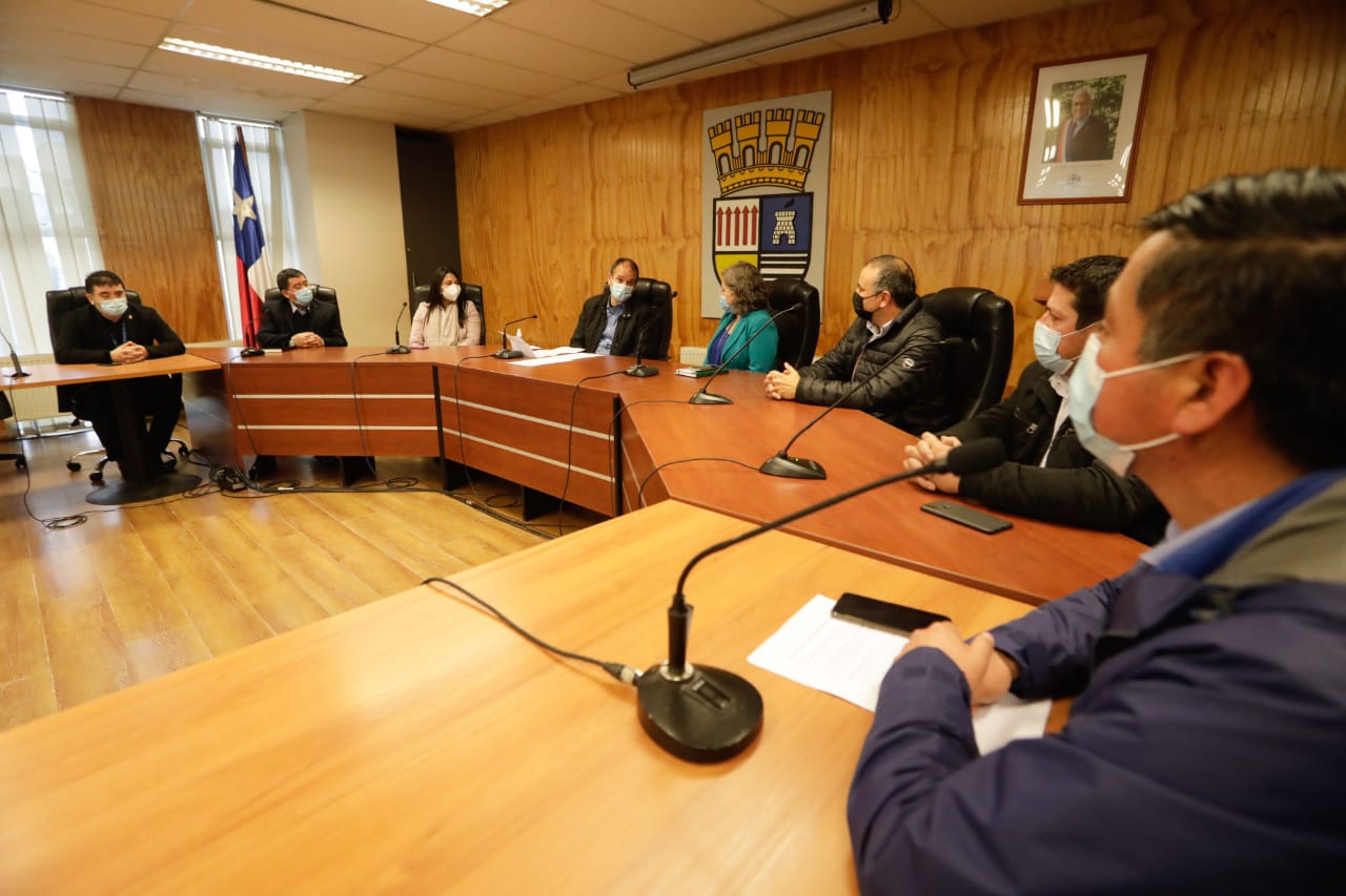 Gobernador regional se reúne con alcaldes/as de Arauco y ratifica gestión descentralizada