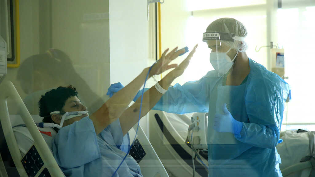Kinesiólogos del Hospital Traumatológico de Concepción lideran lucha para recuperar a pacientes covid con secuelas por ventilación mecánica