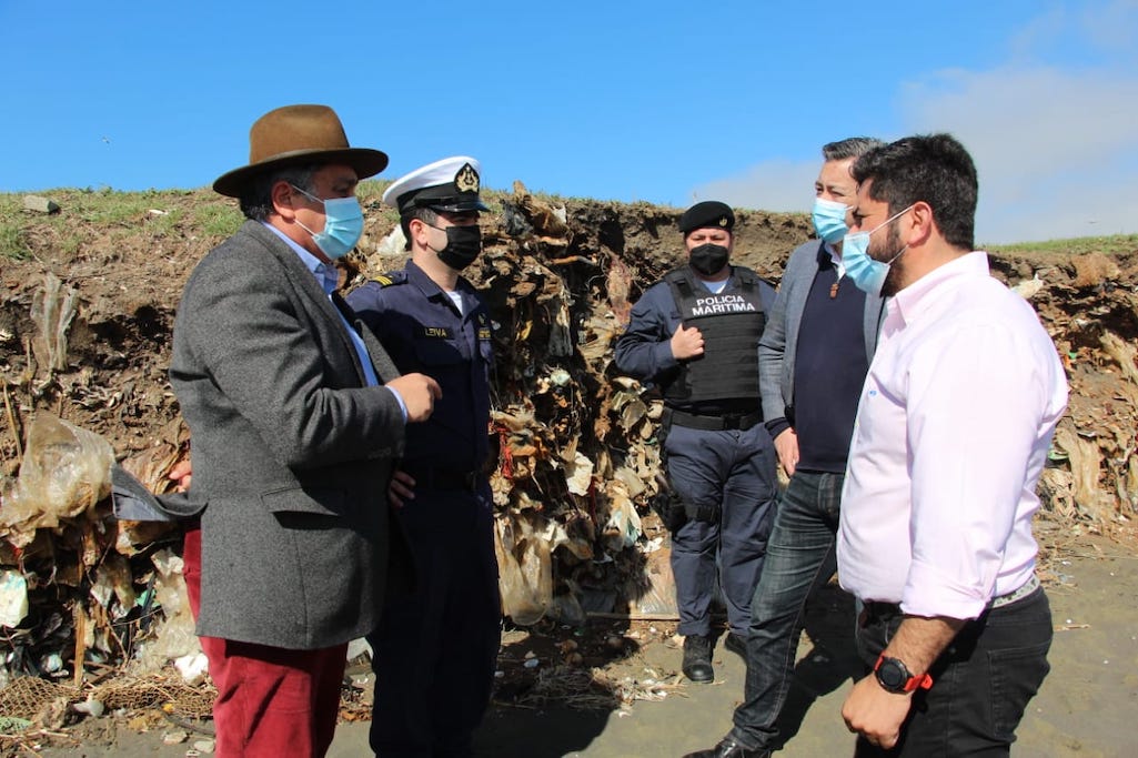 Autoridades inspeccionan antiguo vertedero descubierto tras marejadas en Talcahuano