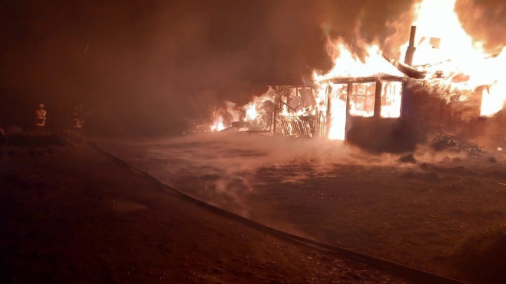 Carabineros detuvo en Cañete a 2 sujetos por atentando incendiario en el cual resultó quemado el dueño del inmueble que fue consumido por las llamas