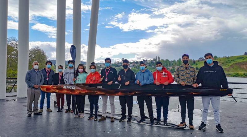 Piragüistas de Laja reciben equipamiento deportivo entregado por municipio local