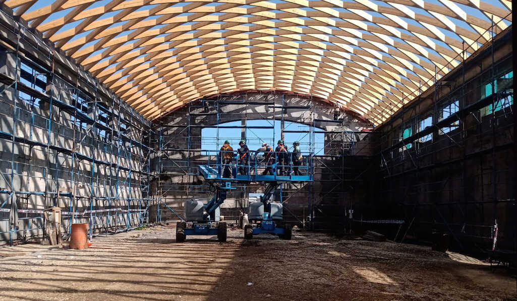 Llamativa cubierta de madera destaca en reconstrucción del Gimnasio Schwager de Lota