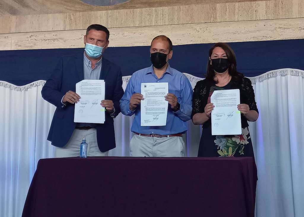 Alcaldesa Rivas firma convenio para reposición de puente de Dichato en Tomé