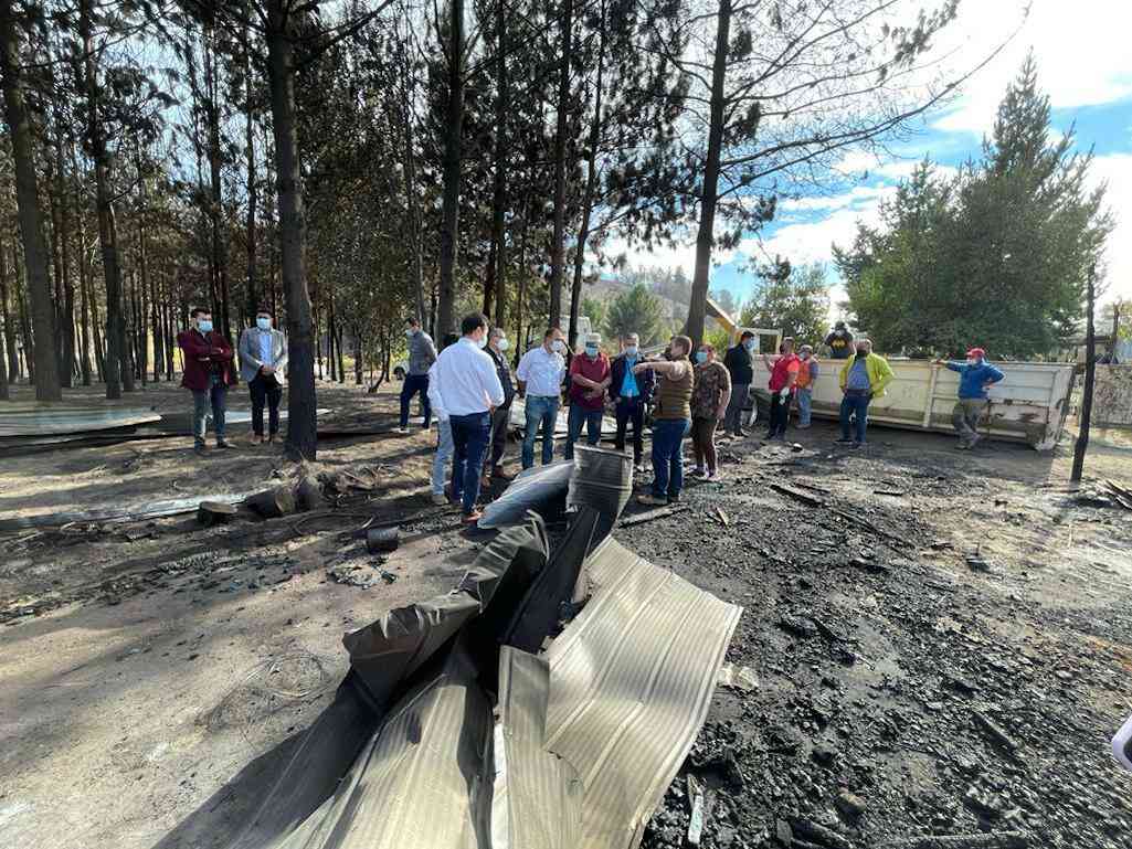 Gobernador Díaz convoca a Municipio y Consejo Regional para ayudar a víctimas de incendio en Yumbel