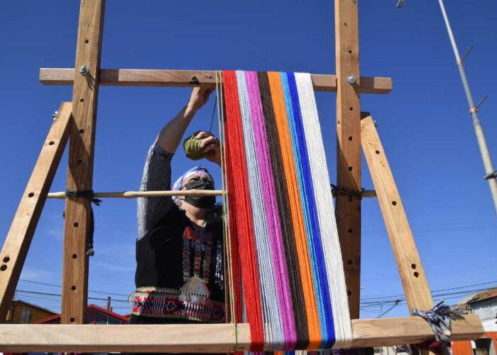 Tejedoras mapuche de Hualpén buscan romper récord mundial con telar más largo del mundo