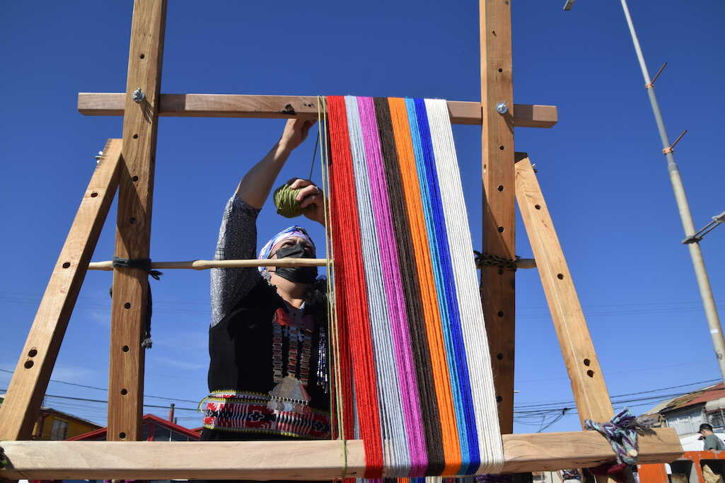 Tejedoras mapuche de Hualpén buscan romper récord mundial con telar más largo del mundo