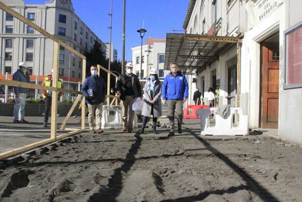 Inician reparación de las aceras que bordean la Plaza Independencia