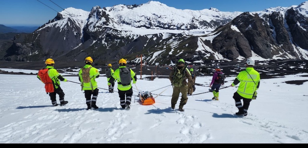 Rescatan a dos excursionistas lesionados en los faldeos del Volcán Antuco