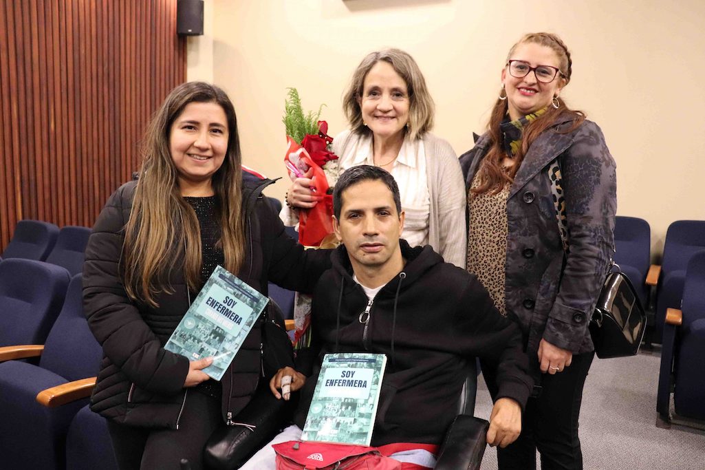 Enfermera de Los Ángeles lanza libro autobiográfico