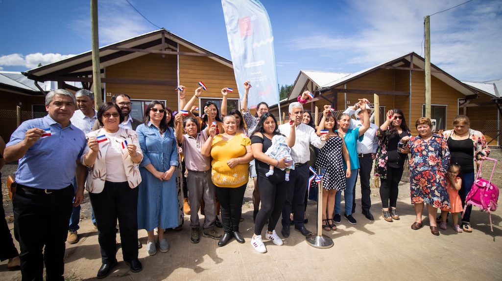 15 familias del campamento Diuquín en Laja reciben sus viviendas definitivas