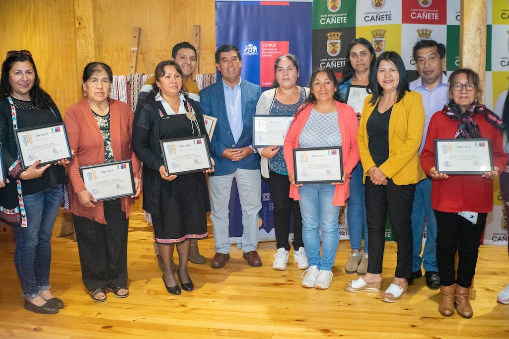 Escuela de artes y oficios mapuche de Cañete certifica a usuarios como expertos en tradicionales técnicas
