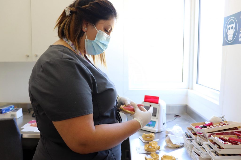 Más de 600 prótesis confeccionó laboratorio dental de Los Ángeles en primeros 7 meses de funcionamiento