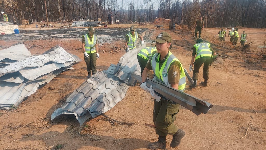 Carabineros alumnos de la Esfocar Concepción ayudan a familias damnificadas por los incendios en el Bío Bío