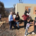 Ministro Montes participa en la instalación de las primeras viviendas de emergencia en Tomé