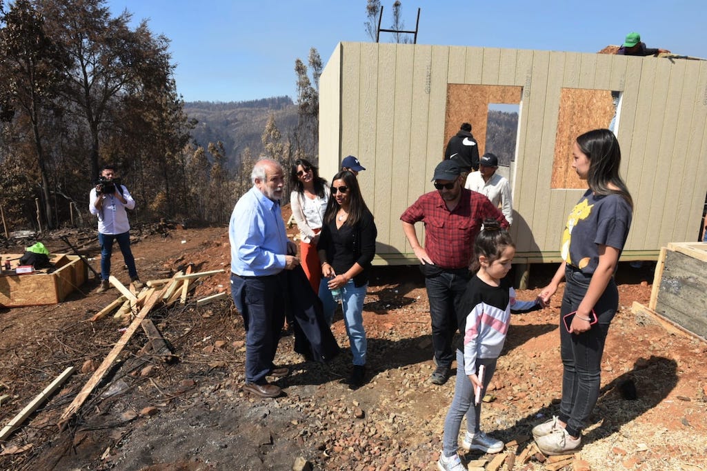 Ministro Montes participa en la instalación de las primeras viviendas de emergencia en Tomé