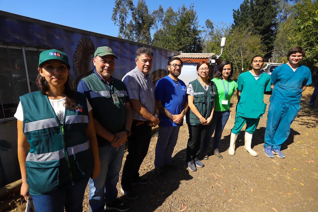 Ministro Valenzuela visita centro de rescate de animales afectados por incendios forestales y entrega recursos para compra de equipos