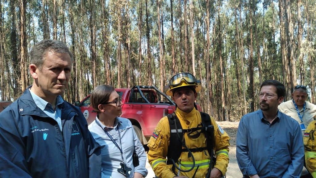 Ministro de Transportes y Telecomunicaciones se reúne con brigadistas extranjeros y supervisa salida de buses de apoyo a zonas de incendios en el Biobío