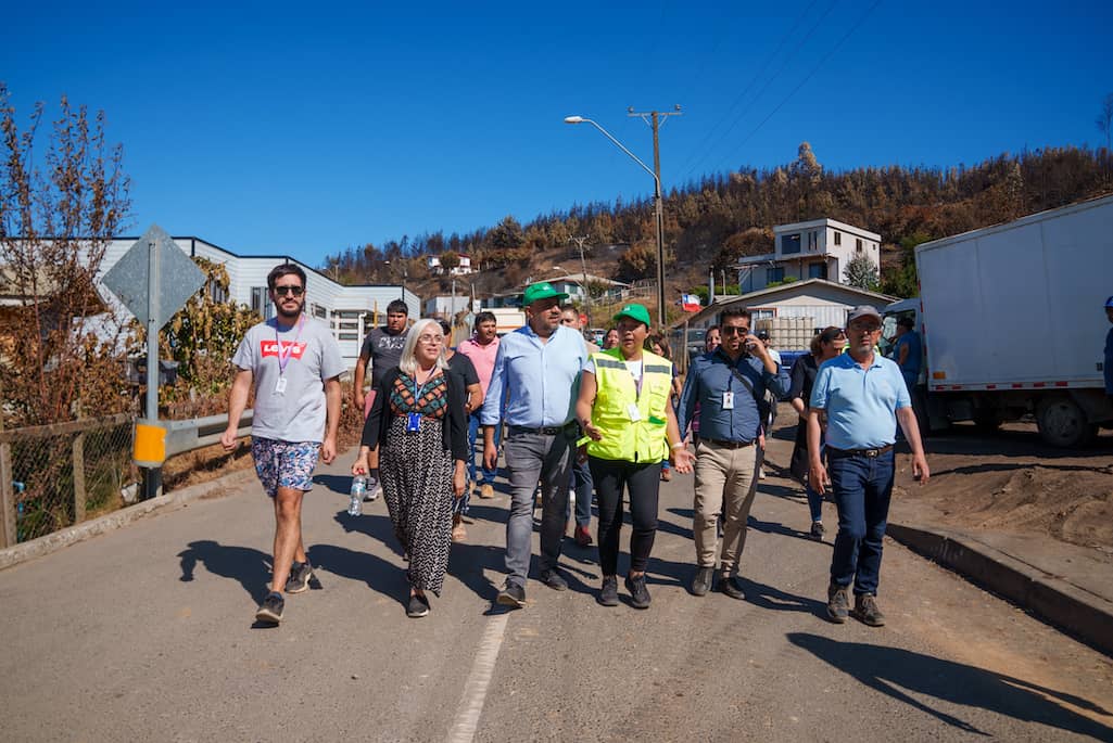 Ministro Ávila visita comunidades educativas afectadas por incendios forestales en Región de Biobío