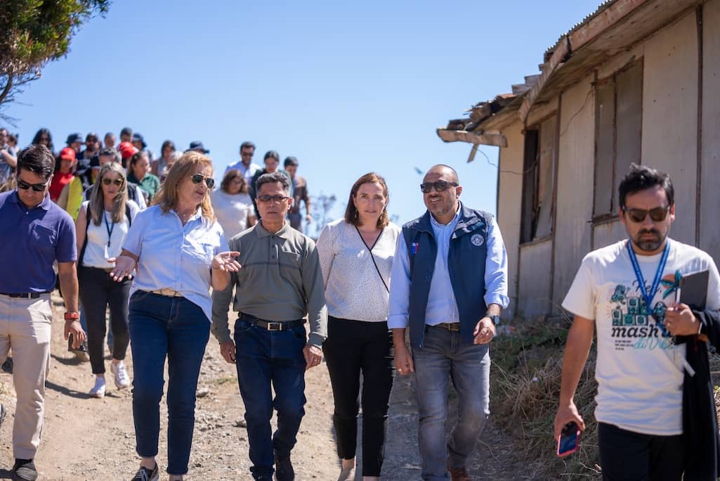 Ministro Ávila supervisa reubicación de estudiantes afectados por incendios en Punta Lavapié: “El servicio educativo va a iniciar en marzo”