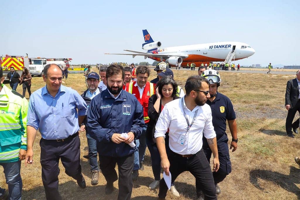 Presidente Boric recibe en Concepción DC 10-Air Tanker que apoyará combate de incendios forestales