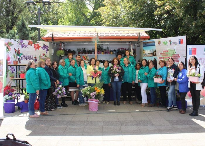 Floricultoras de Yumbel inauguraron colorido puesto móvil con ayuda de INDAP