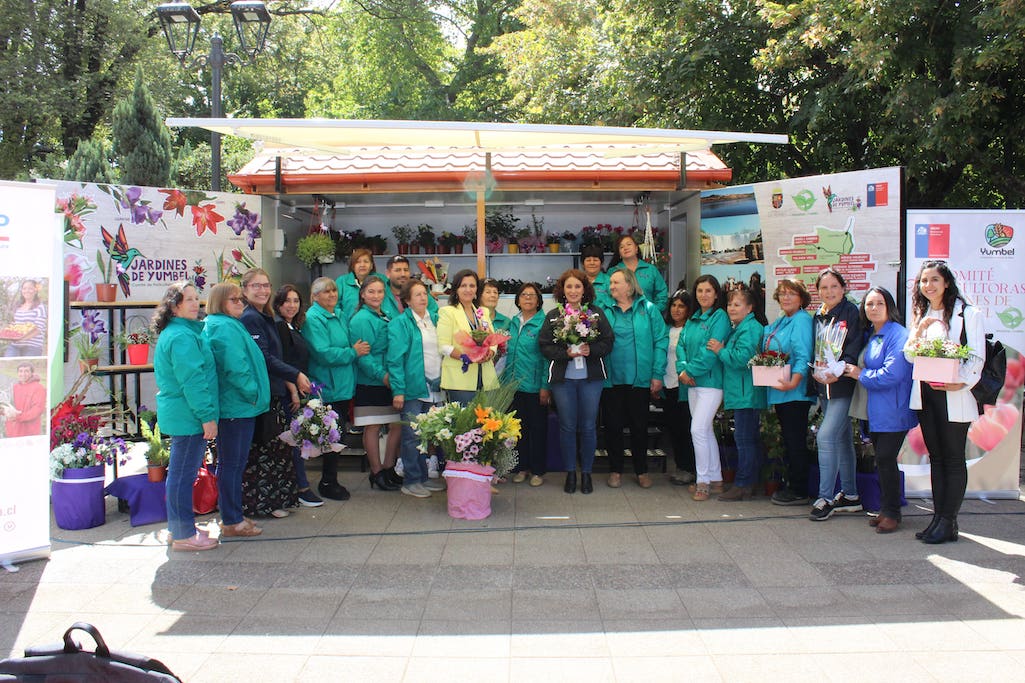 Floricultoras de Yumbel inauguraron colorido puesto móvil con ayuda de INDAP
