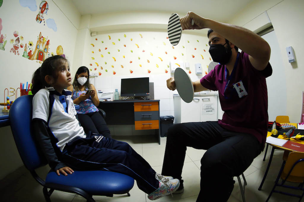 Programa pionero en salud pública oftalmológica se desarrolla en Hospital de Lota