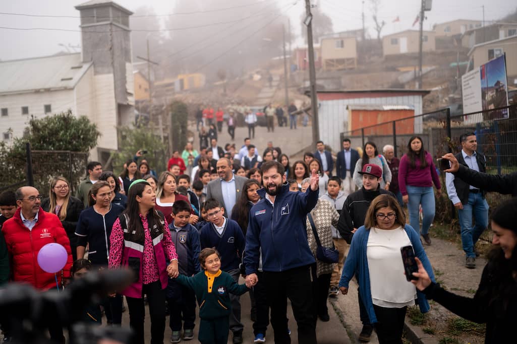 Presidente Boric y ministro Ávila dan inicio al año escolar en Punta Lavapié y anuncian la reconstrucción definitiva de la escuela afectada