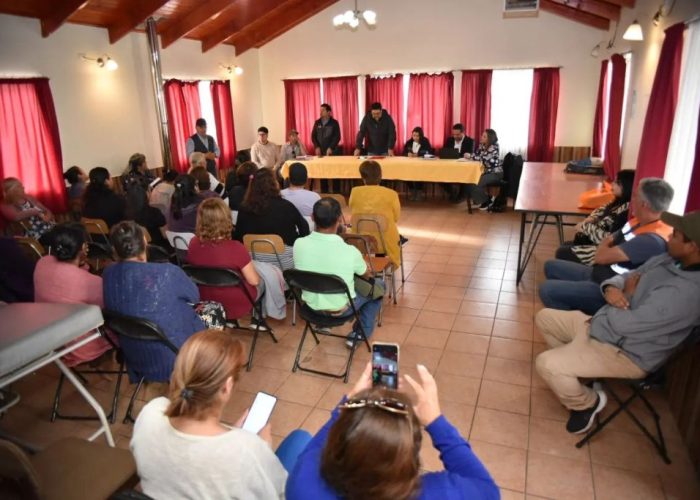 Para enfrentar próxima temporada de lluvias alcalde de Coronel se reúne en terreno con comunidad