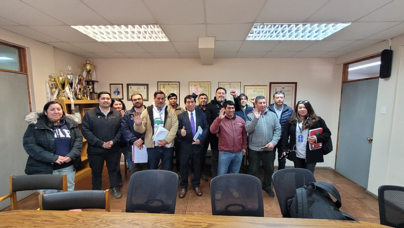 Alcalde Radonich se reúne con empresa EFE y dirigentes de tomas en Cañete