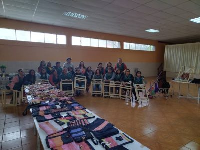 40 mujeres fortalecen habilidades en talleres de reciclaje textil y construcción sustentable en Coronel