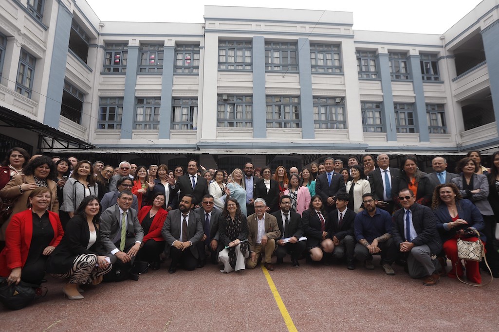 Los 80 nuevos Liceos Bicentenario inician firma de convenios con el Mineduc para ingresar a la red