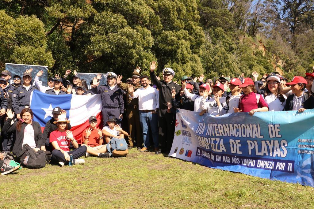 Armada, Carabineros, funcionarios municipales, estudiantes, organizaciones ambientales y empresas realizan limpieza en playa El Morro