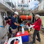 El Dr. Pizarro (der) en una de sus investigaciones en el mar