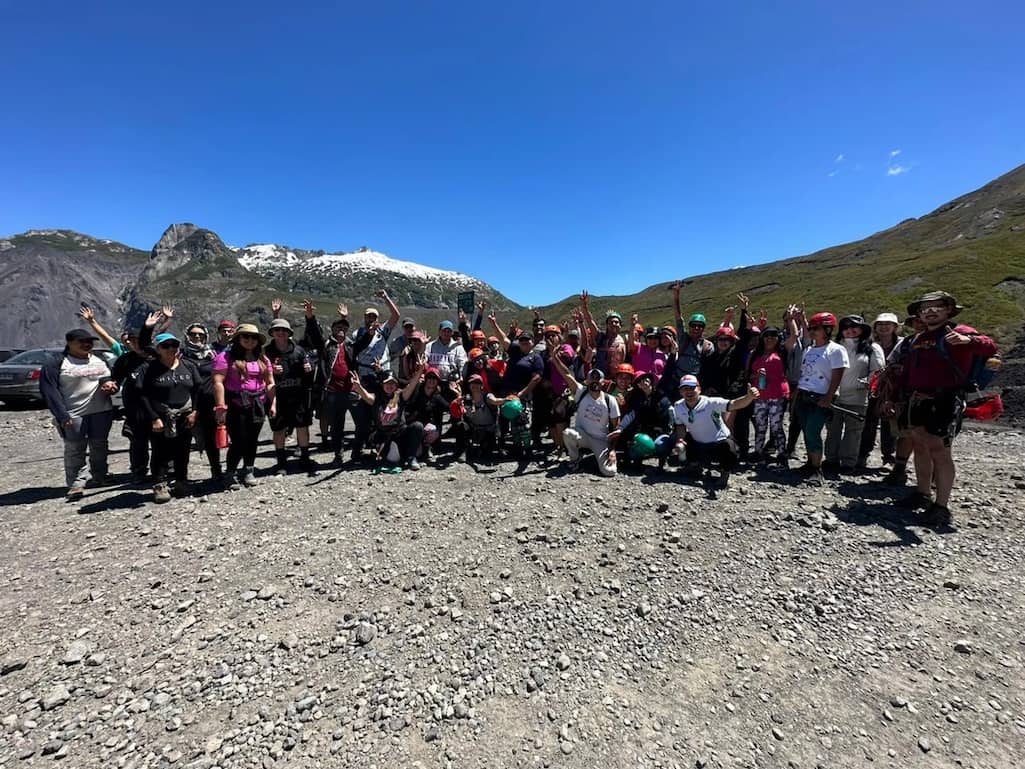 Nacimentanos practican trekking al volcán Antuco