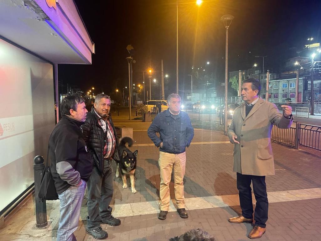 Alcalde Marchant manifestó su preocupación con nuevo horario nocturno del Biotren y su nula conexión a Lota: “Apareció un solo bus”