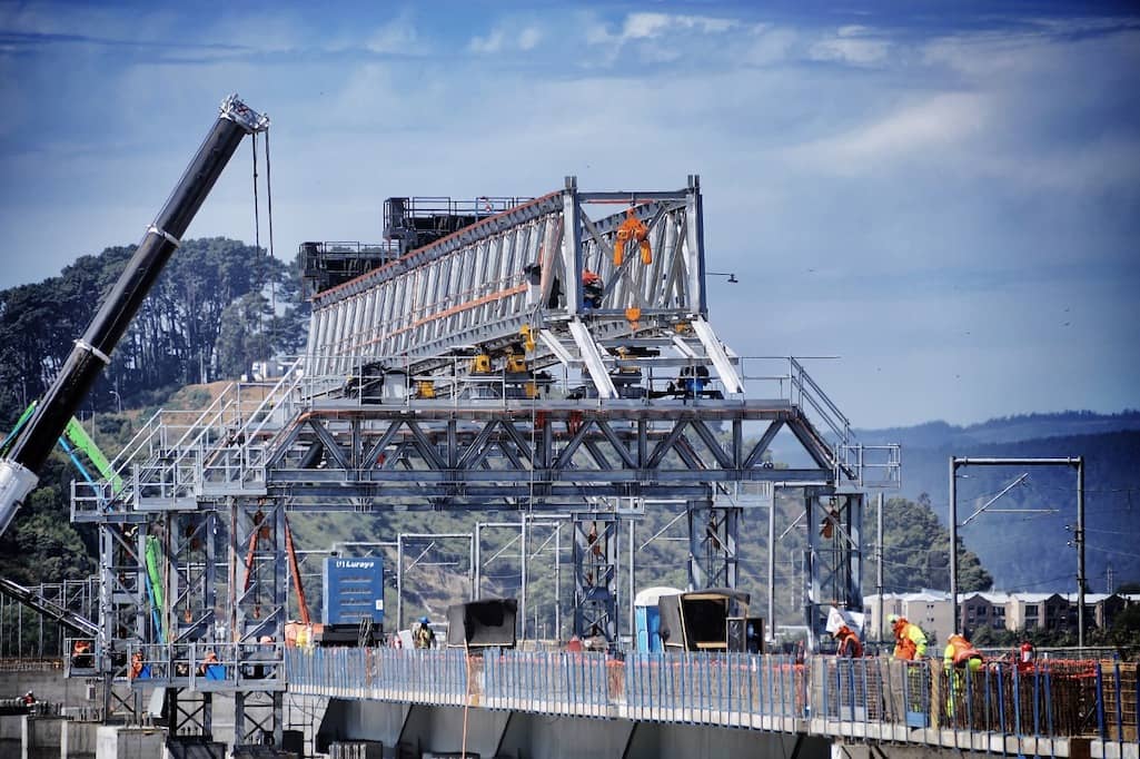EFE instala último pilote del nuevo Puente Ferroviario Biobío y concluye labores en el lecho del río